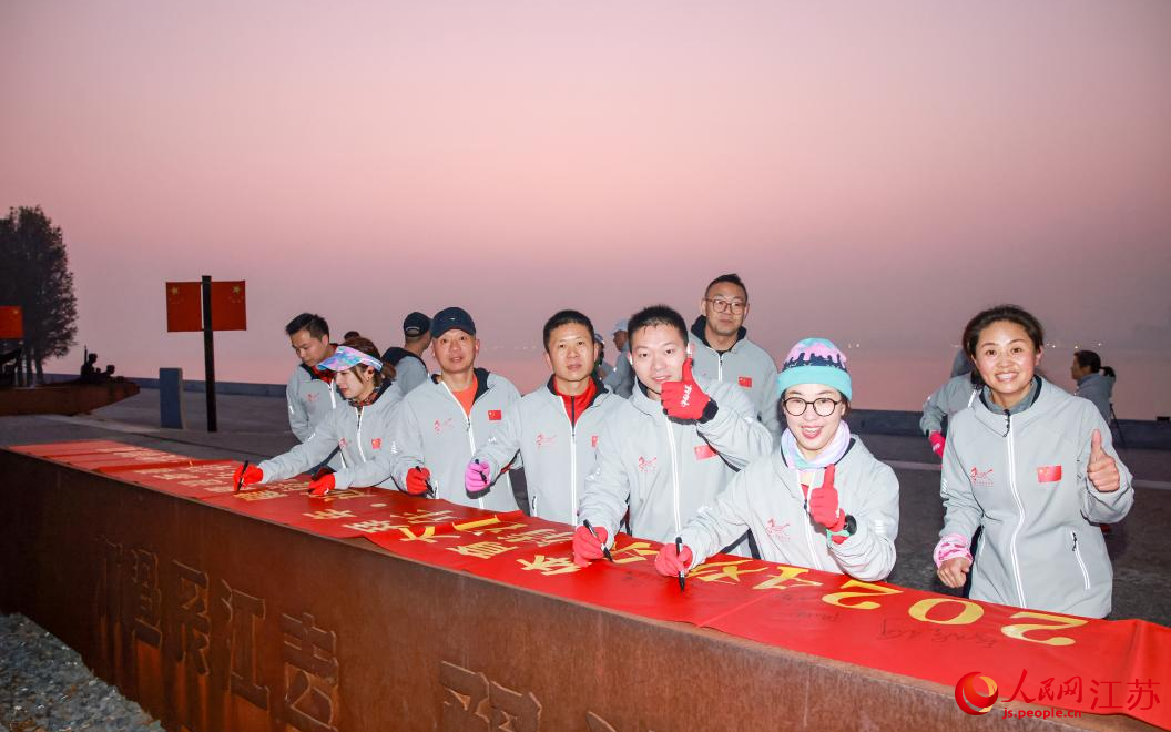 長跑和健身愛好者在橫幅上簽字。盛義攝