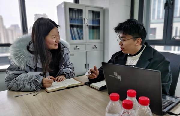 馬小凱與園區(qū)服務(wù)專班人員商討節(jié)后相關(guān)事宜。人民網(wǎng)記者 王繼亮攝