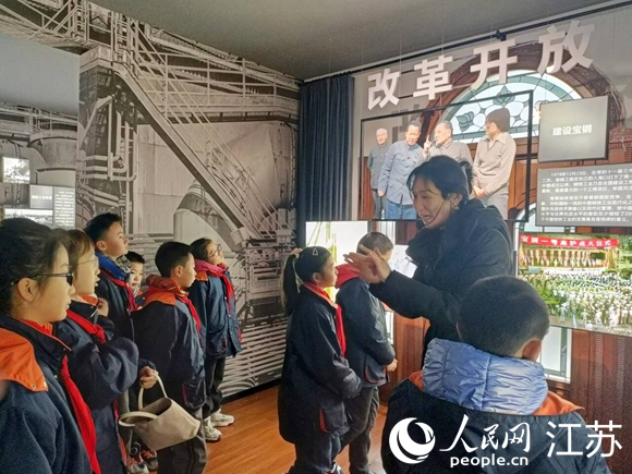 趙康為少先隊員們講解我國鋼鐵產(chǎn)業(yè)發(fā)展史。 人民網(wǎng) 常雨薇攝