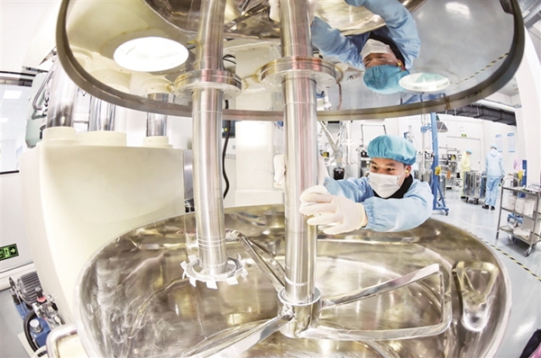 江蘇正銀電子材料有限公司生產(chǎn)車間里，工作人員在忙碌。黃松攝