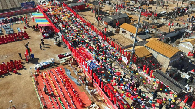 千人“扎福”宴現(xiàn)場(chǎng)。 贛榆宣傳部供圖