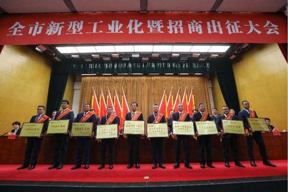 榮獲鹽城市工業(yè)五星企業(yè)、東臺(tái)市制造業(yè)“十強(qiáng)”企業(yè)上臺(tái)領(lǐng)獎(jiǎng)。張莉琳攝