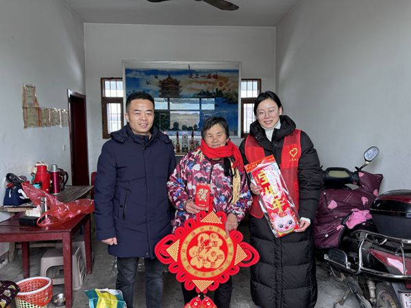 志愿者送上新春“愛心大禮包”合影。寶應(yīng)煙草供圖