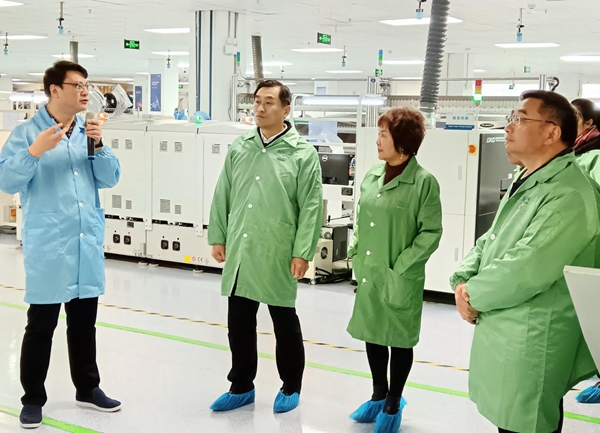 江寧區(qū)委主要領(lǐng)導(dǎo)現(xiàn)場(chǎng)調(diào)研科遠(yuǎn)智慧濱江智能工廠。江寧區(qū)委宣傳部供圖