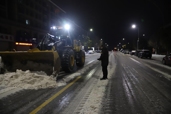 灌南縣交通部門組織動用大型鏟車鏟除主干道上的積雪積冰。灌南縣委宣傳部供圖