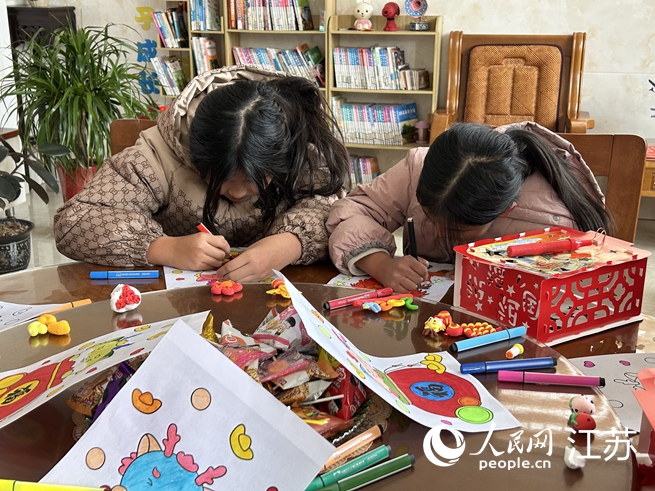 齊齊姐妹倆在繪畫(huà)。人民網(wǎng) 王丹丹攝