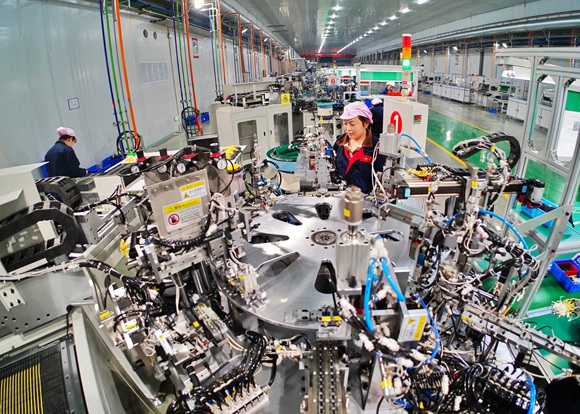 沭陽當?shù)匾患移髽I(yè)的生產(chǎn)車間。 沭陽縣委宣傳部供圖