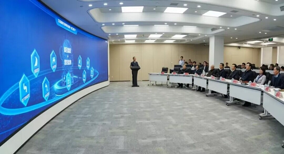 實(shí)地觀看省級監(jiān)管系統(tǒng)運(yùn)行展示。江蘇省住建廳供圖