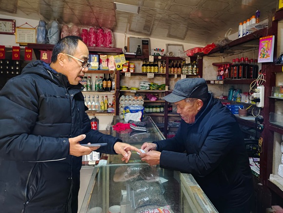 志愿者幫助老人聯(lián)系送貨服務(wù)。揚(yáng)中煙草供圖