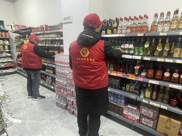 志愿者幫助老年零售戶整理貨架。揚(yáng)中煙草供圖