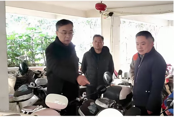 工作人員實(shí)地檢查架空層電動(dòng)自行車(chē)停放和充電情況。昆山市住建局供圖