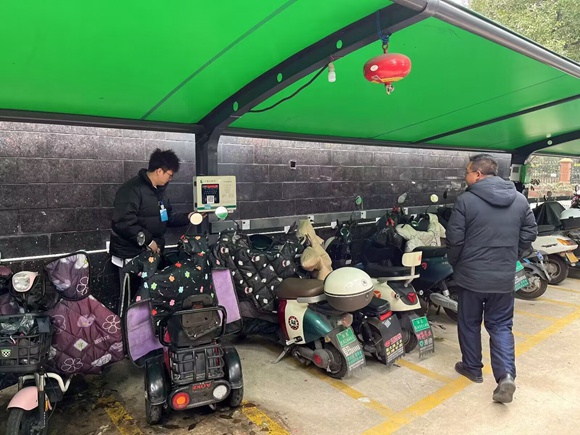 工作人員現(xiàn)場(chǎng)抽查電動(dòng)自行車違規(guī)停放樓道、“進(jìn)樓入戶”、私拉亂接電線“飛線充電”等情況。昆山市住建局供圖