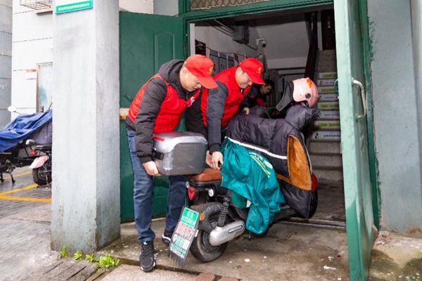 志愿者清理樓道里的電動(dòng)車(chē)。昆山煙草供圖
