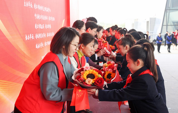 少先隊員為受表彰的先進典型獻花。朱其攝