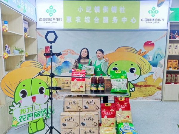 農(nóng)網(wǎng)女主播在“農(nóng)特產(chǎn)品直播間”直播帶貨。江都煙草供圖