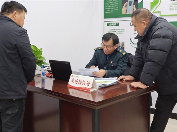 全國人大代表殷勇在“殷勇工作室”接待來訪群眾。郭醒攝