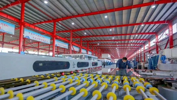 沭陽華新玻璃科技股份有限公司生產車間內，工人對產品進行檢驗。沭陽縣委宣傳部供圖