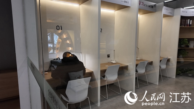 常高新·漫柏未來人才社區(qū)的自習(xí)室。人民網(wǎng) 王雪彤?dāng)z。