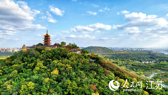 藍天白云下的南通狼山。人民網(wǎng)記者 王繼亮攝