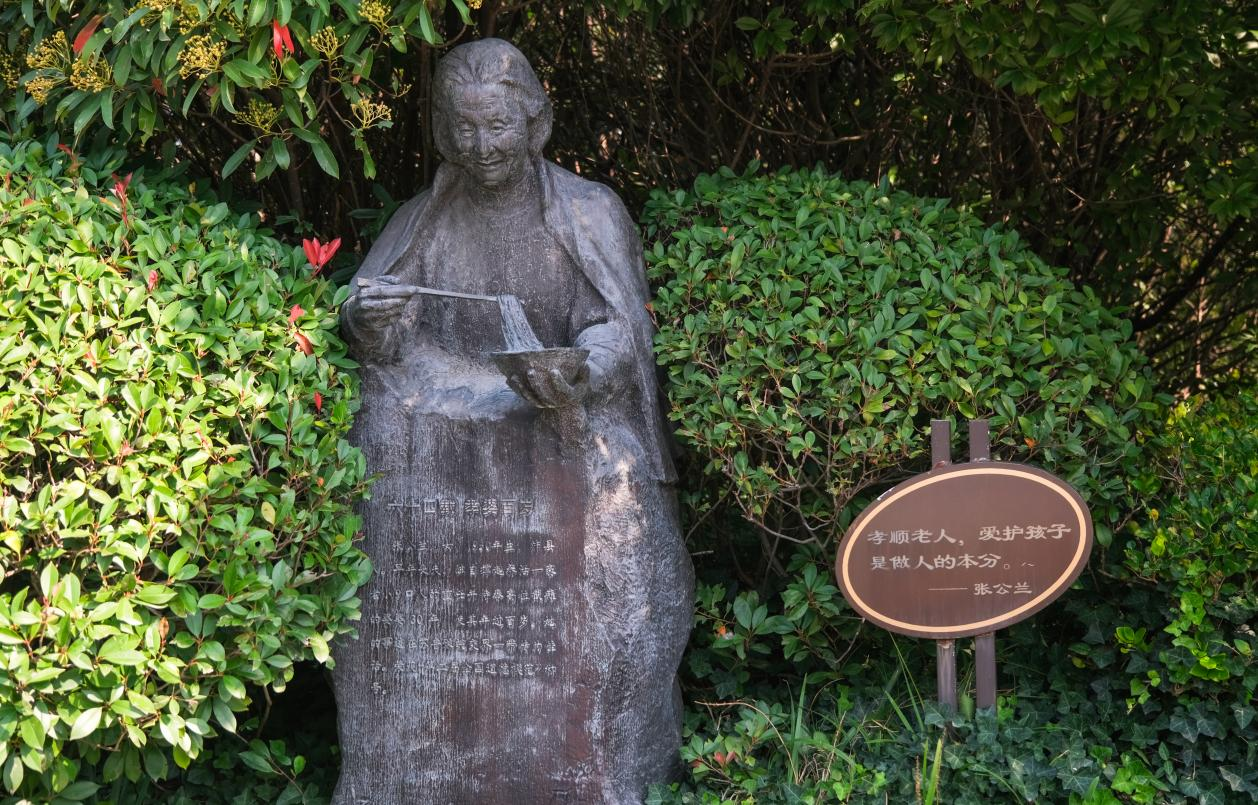 徐州好人園里，綠樹掩映下的全國道德模范張公蘭銅像。馬寧攝