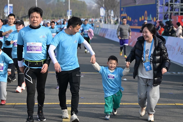競走奧運冠軍陳定、擊劍奧運冠軍許安琪現(xiàn)身本屆浦馬。浦口文旅局供圖