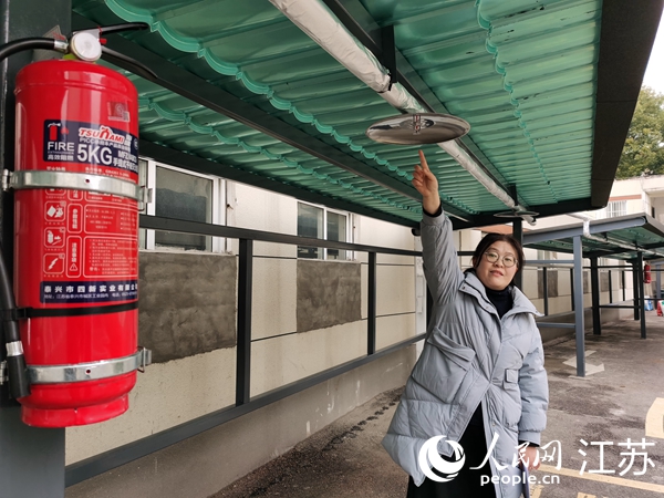 易家橋新村新建的電動車棚裝上了消防噴淋設(shè)施。人民網(wǎng)記者 王繼亮攝