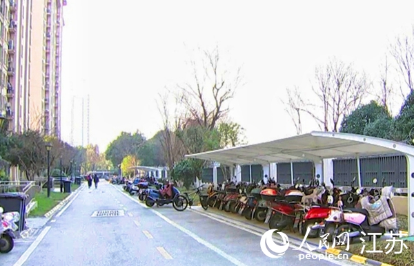 星雨華府小區(qū)新建的電動車棚。人民網(wǎng)記者 王繼亮攝