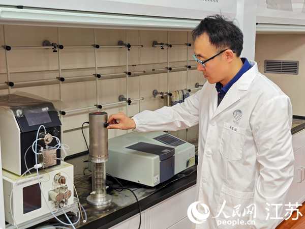 潤峙之微公司研究人員調(diào)試實驗裝置。
