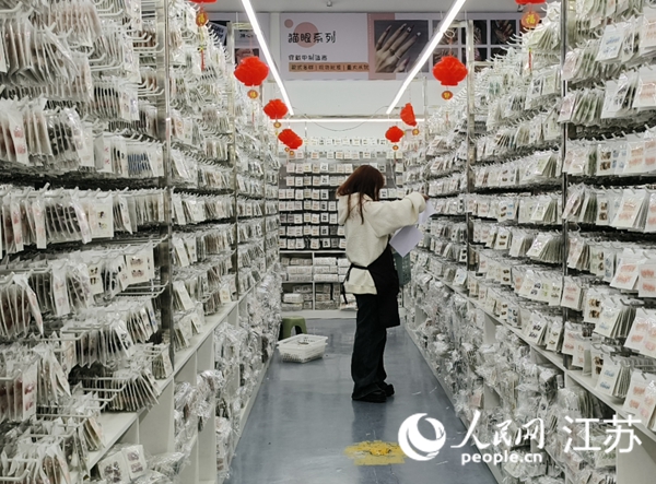 晶誠(chéng)美甲店里，一百多萬(wàn)副手工穿戴甲產(chǎn)品擺放整齊。人民網(wǎng) 張瀚天攝