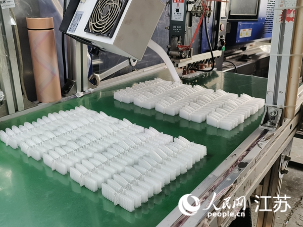 沃美日用品的“街遇”牌甲片正在生產(chǎn)。人民網(wǎng) 張瀚天攝