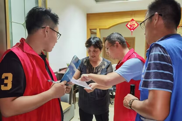 黨員和網(wǎng)格員入戶宣傳消防知識。黃埭鎮(zhèn)供圖