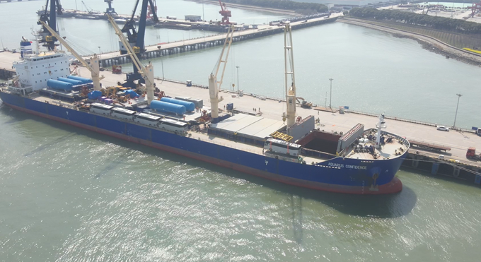 常熟港首次出運(yùn)清潔能源巴士。常熟海事局供圖