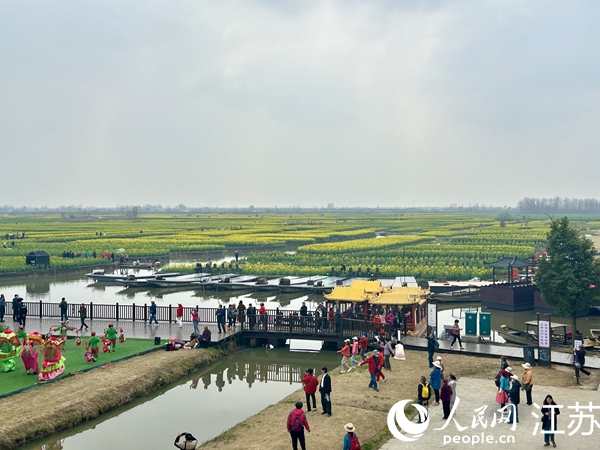 市民游客在景區(qū)內(nèi)打卡。人民網(wǎng) 王丹丹攝