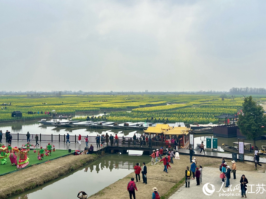 市民游客在景區(qū)游玩。人民網(wǎng) 王丹丹攝