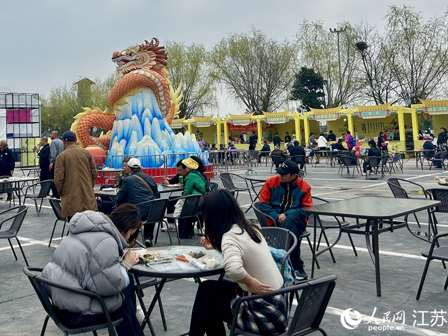 游客品嘗當(dāng)?shù)孛朗?。人民網(wǎng) 王丹丹攝