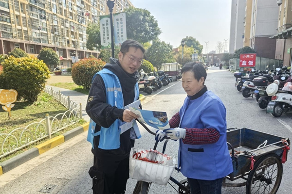 夫子廟街道志愿者走進社區(qū)分發(fā)傳單。秦淮區(qū)水務(wù)局供圖