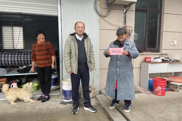 開展“陽光惠民”幫扶責(zé)任人進(jìn)村入戶走訪活動(dòng)。常熟煙草供圖