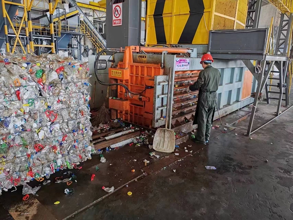 在當(dāng)?shù)仄髽I(yè)，“一只瓶”搖身一變成“一根線”。人民網(wǎng)記者 馬曉波攝