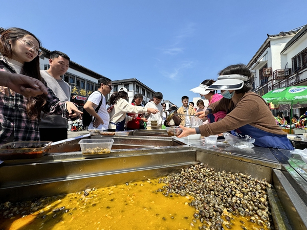 淮安洪澤蔣壩市集現(xiàn)場。人民網(wǎng)記者 馬曉波攝