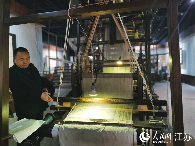 非遺傳承吳建華介紹宋錦工序。人民網(wǎng)記者 王繼亮攝