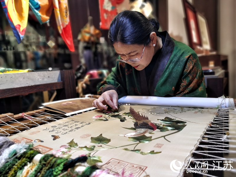 非遺傳承人展示蘇繡技藝。人民網(wǎng)記者 王繼亮攝