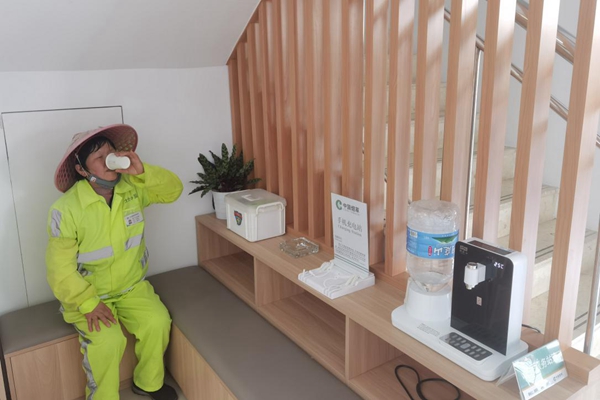 環(huán)衛(wèi)工人正在服務(wù)站里休息。王勇攝