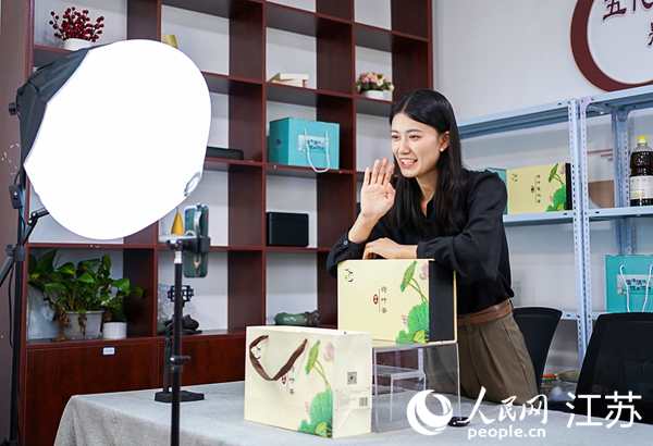 泗洪縣創(chuàng)業(yè)人員在直播銷售當(dāng)?shù)氐霓r(nóng)特產(chǎn)品。人民網(wǎng) 黃啟源攝