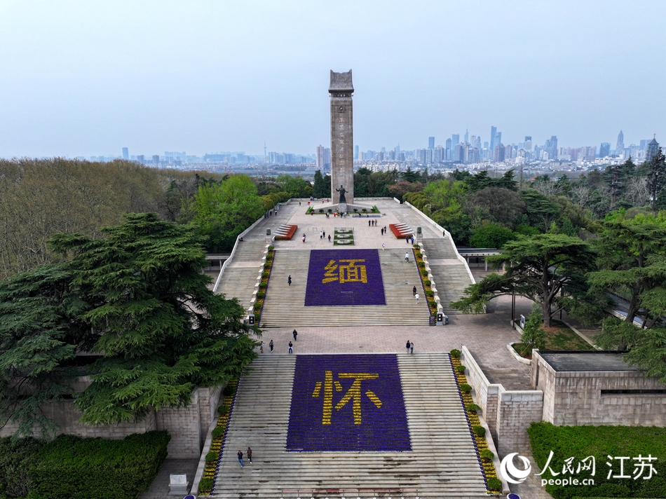 數(shù)萬盆鮮花組成巨型“緬懷”字樣。人民網(wǎng) 范堯攝