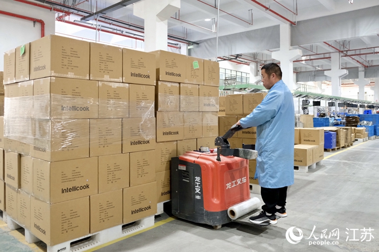 工人正在搬運(yùn)打包好的產(chǎn)品。人民網(wǎng) 王雪彤?dāng)z