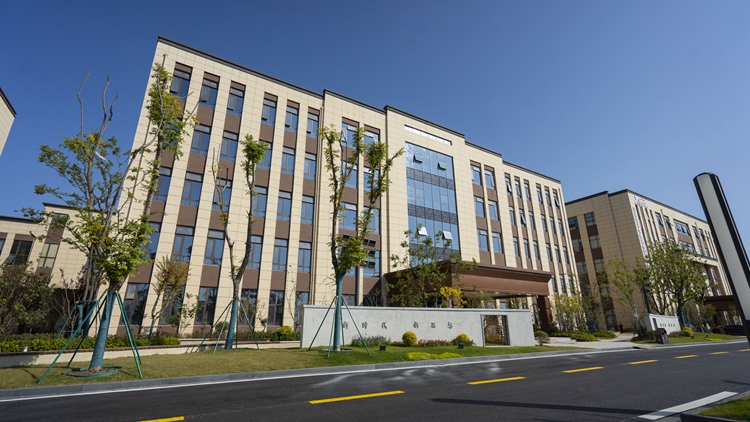 濱海經(jīng)濟(jì)開發(fā)區(qū)為企業(yè)建設(shè)的“花園式”工廠。陳其龍攝