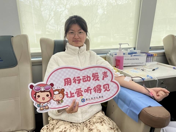 志愿者在獻(xiàn)血車內(nèi)愛(ài)心獻(xiàn)血。鎮(zhèn)江煙草供圖