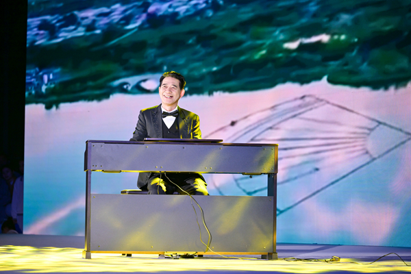 易群林彈奏鋼琴曲《我的祖國(guó)》。主辦方供圖