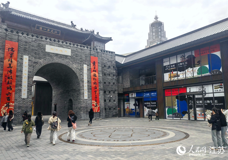 文廟街區(qū)重新修建的鼓樓。 人民網(wǎng)記者 張玉峰攝