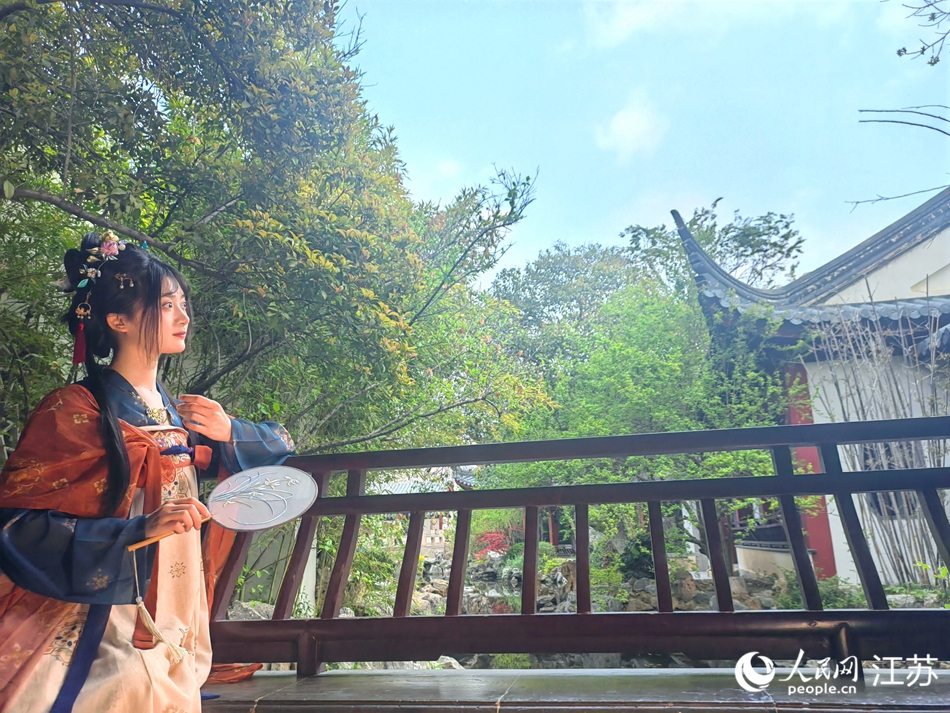 游客身著漢服拍照打卡。 人民網(wǎng)記者 張玉峰